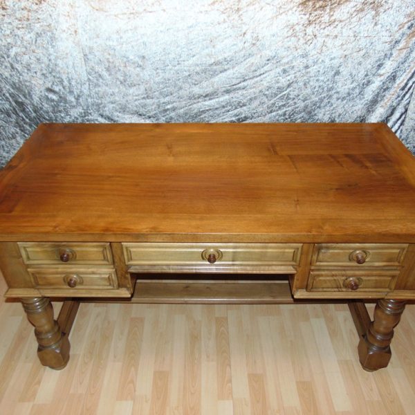 Bureau en noyer massif