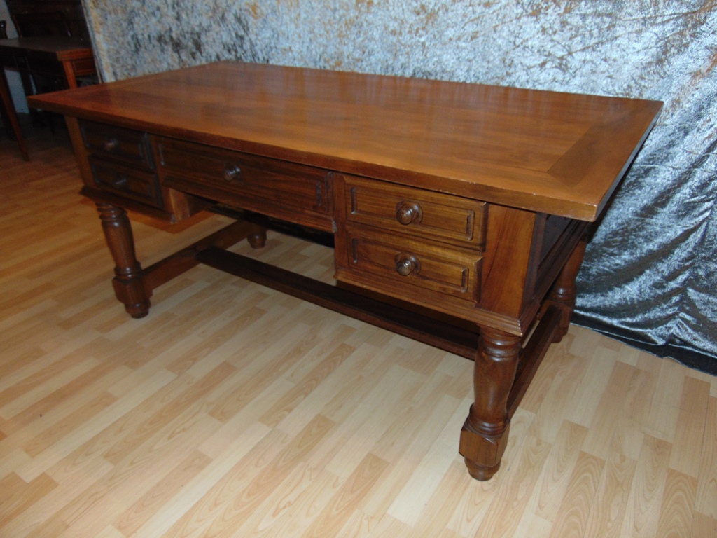 Bureau en noyer massif. D´époque début XX ème siècle.