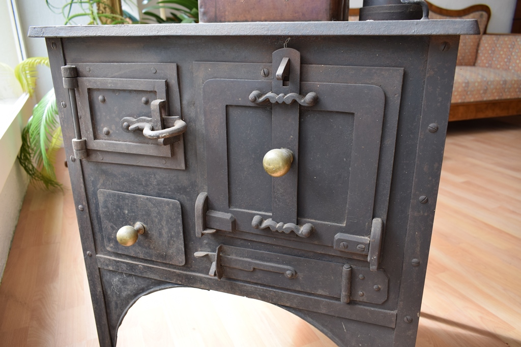 Petit fourneau ancien en acier et fonte. D´époque XIX ème siècle Petit fourneau ancien en acier et fonte. D´époque XIX ème siècle